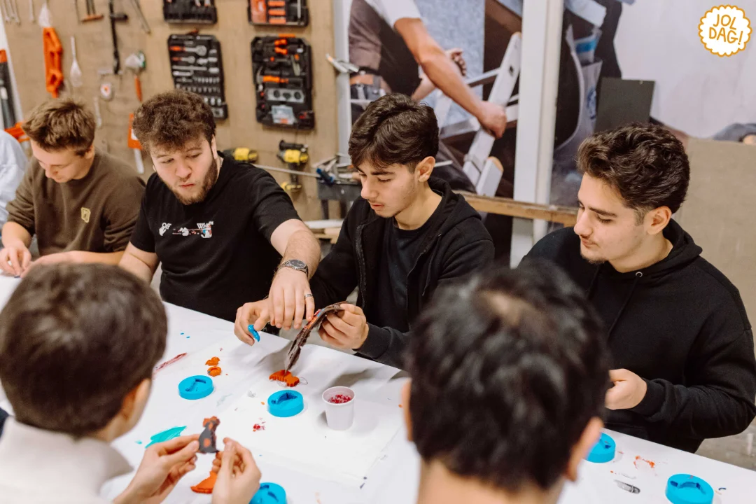 Snelgiethars: Een hands-on workshop waarin leerlingen experimenteren met chemische reacties en materialen.